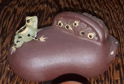 258014 Фигурка исинская глина "Лягушка с лотосом". Чайный аттракцион: пузыри