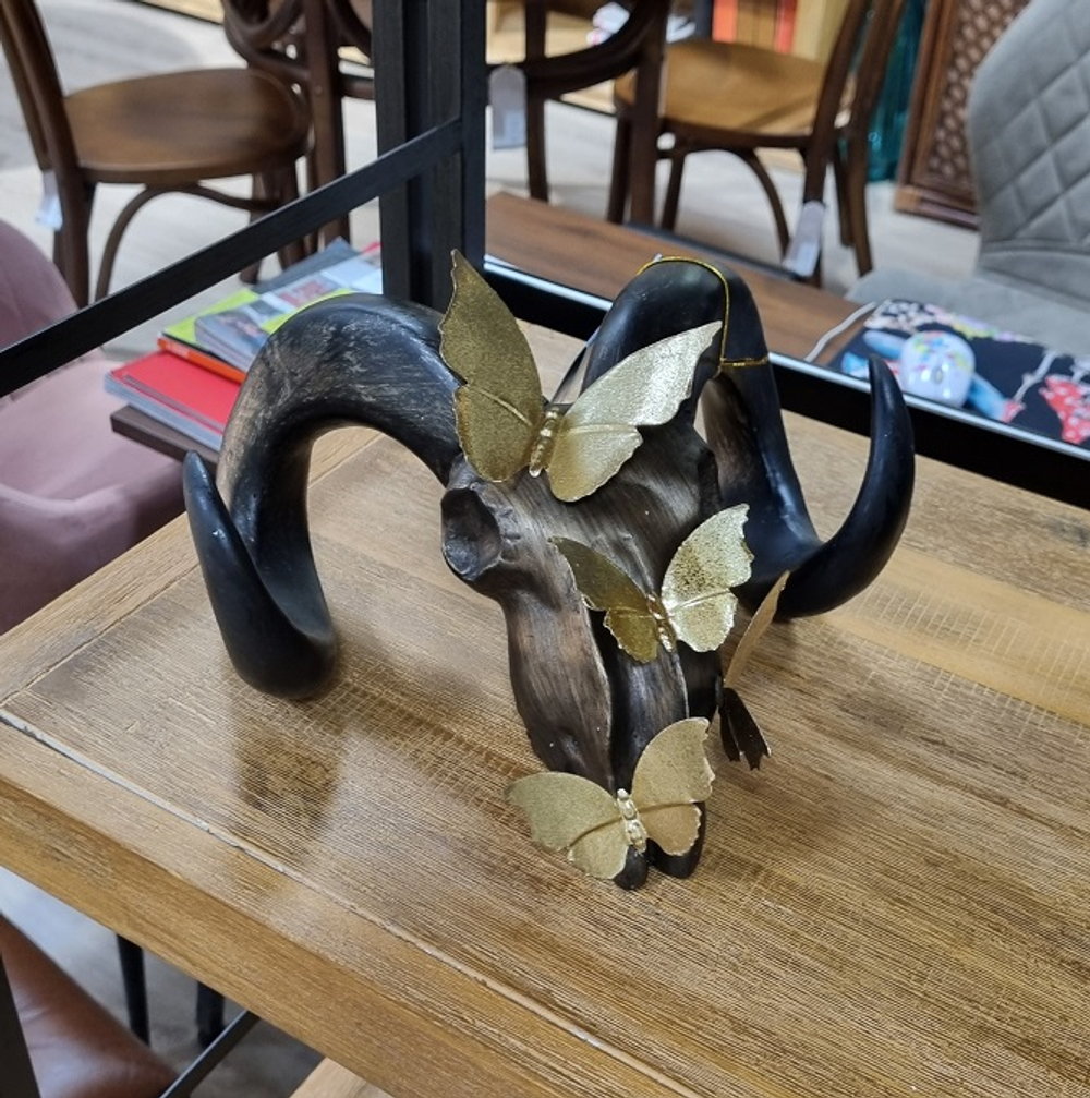 Декор бараний череп с бабочками в.20х24х15см полистоун/металл Не подвешивается