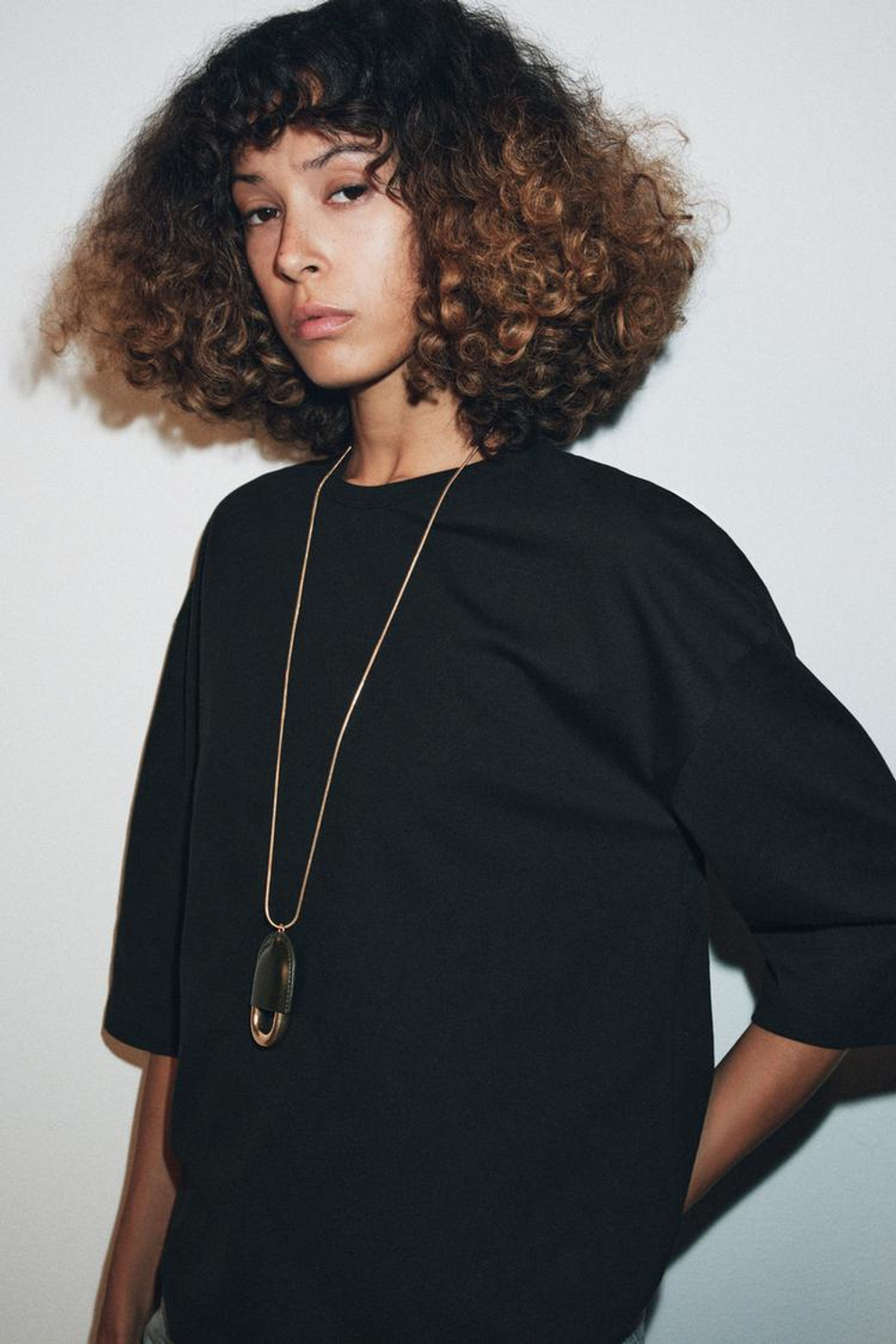 ZARA ФУТБОЛКА В СТИЛЕ РУСТИК С РУКАВАМИ ТРИ ЧЕТВЕРТИ, УГОЛЬНЫЙ