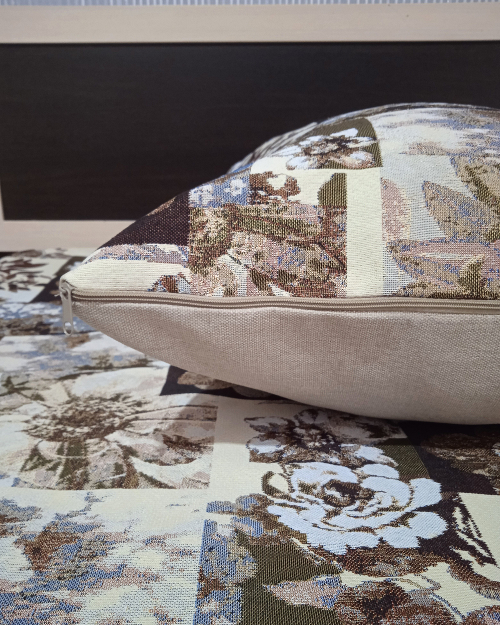 Декоративная гобеленовая наволочка для интерьерной подушки Цветочная коллекция 68х47