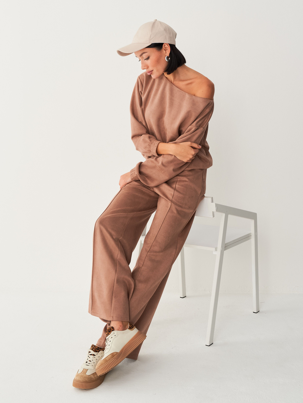 Костюм брючный женский велюровый из замши осенний весенний