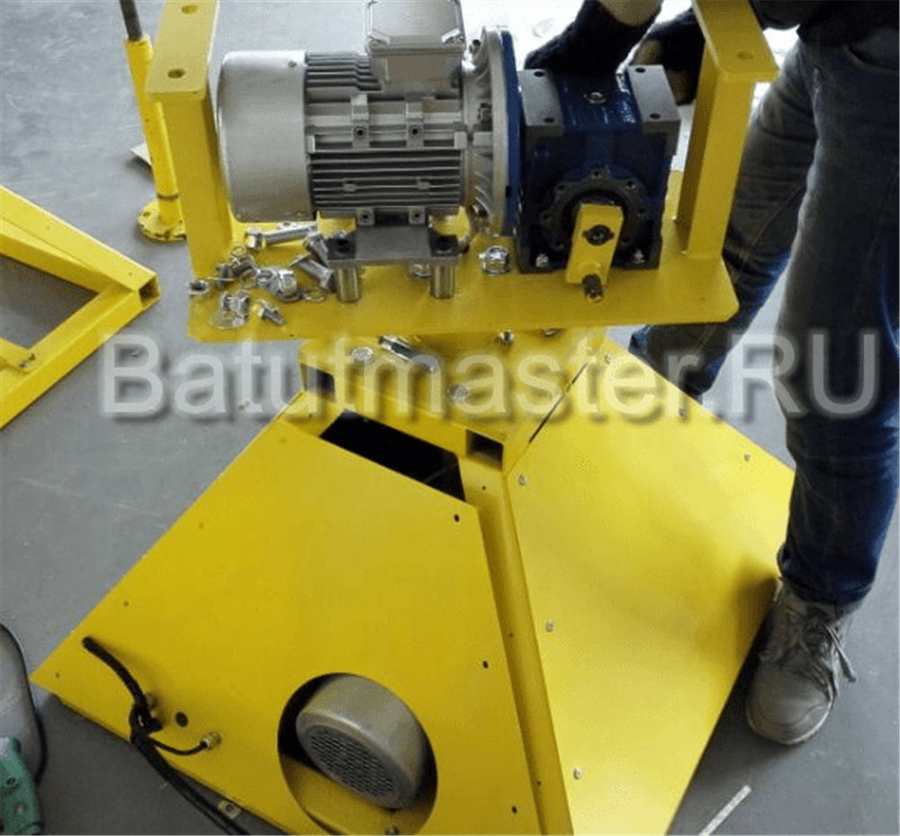 Надувной аттракцион Родео, корова+батут, "Коровка", круглый, 5*5*2 м