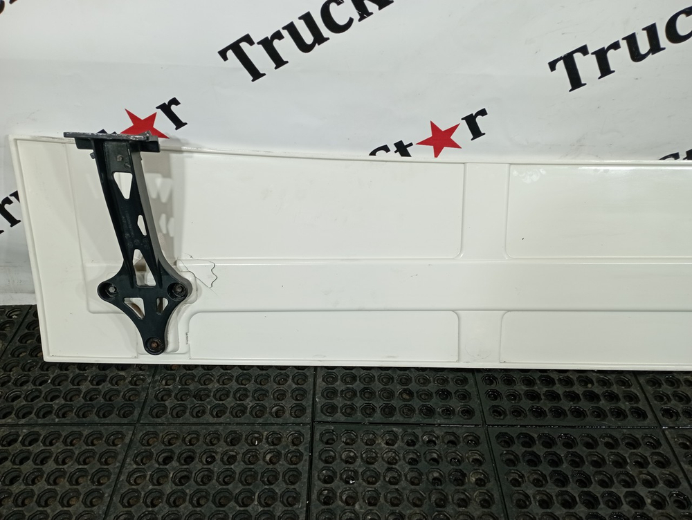 Спойлер кабины боковой левый 2023г