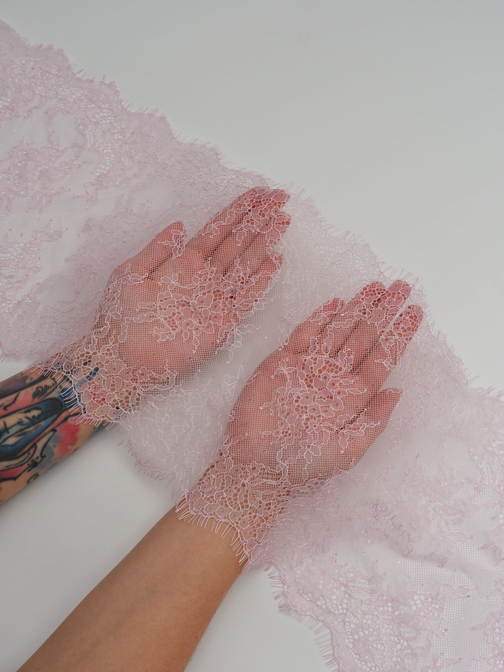 Кружево шантильи нежно-розовое неэластичное ширина 22 см купон 2.9 м