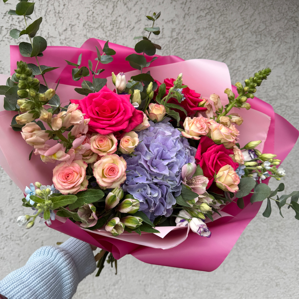 Букет яркий из гортензии, роз, эустом и альстромерий с зеленью