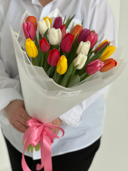 Весенний микс тюльпанов в стильном дизайне от Флора Маркет