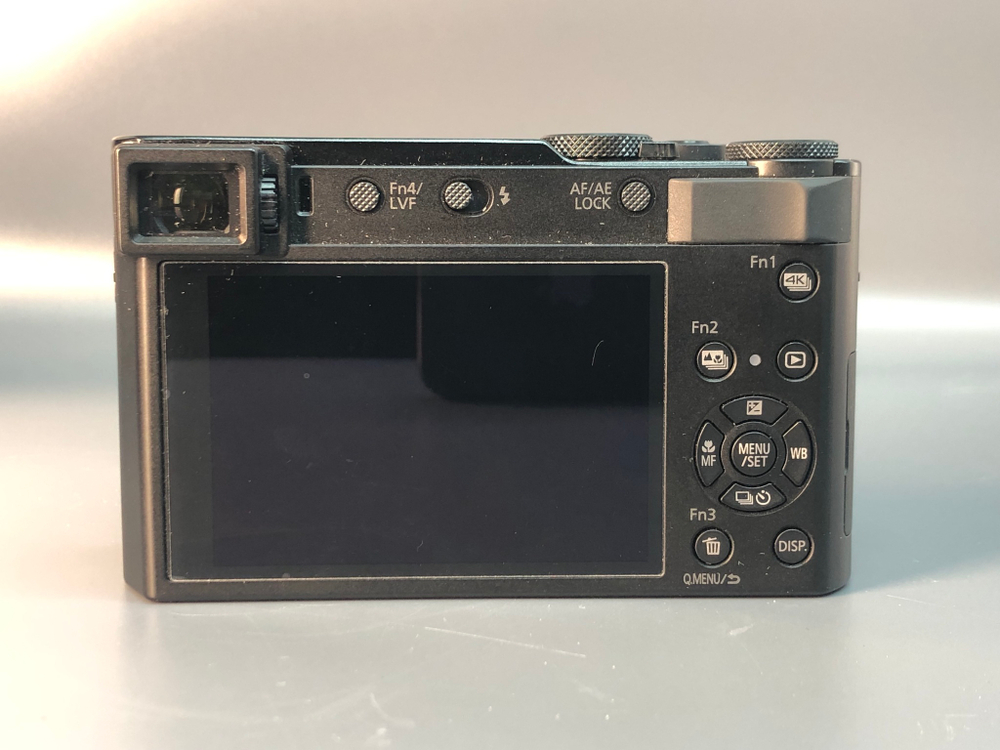Panasonic Lumix DC-TZ202, незначительный налет на линзе