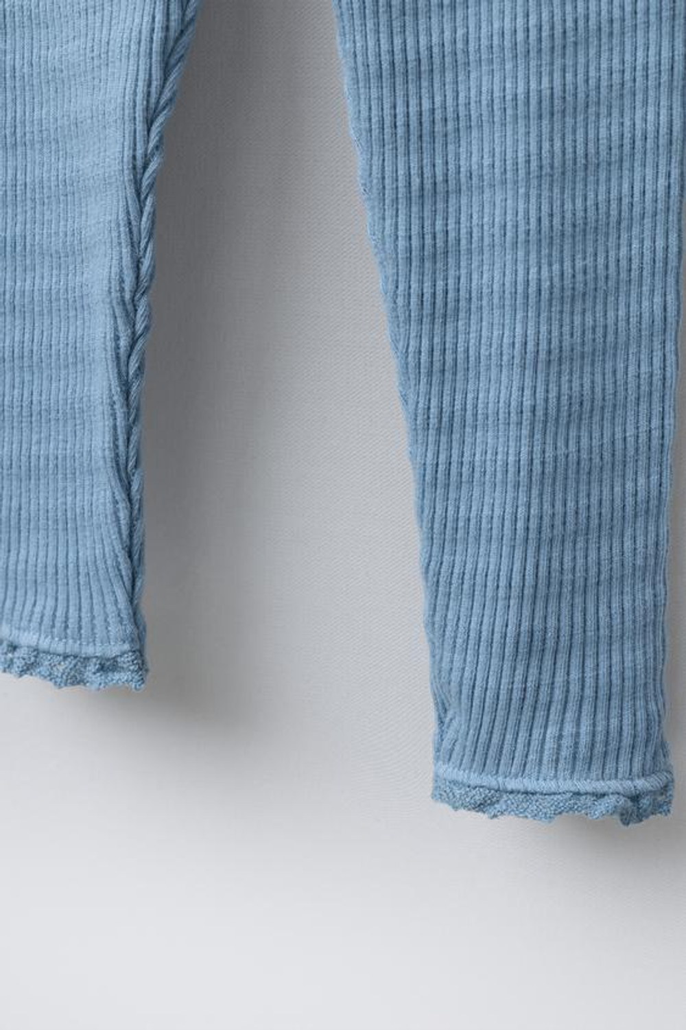 ZARA КОМПЛЕКТ ИЗ БОДИ И ЛЕГИНСОВ С КРУЖЕВОМ, ВЫЦВЕТШИЙ СИНИЙ