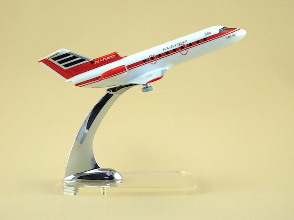 Модель самолета Як-40 (М1:100, Cubana)