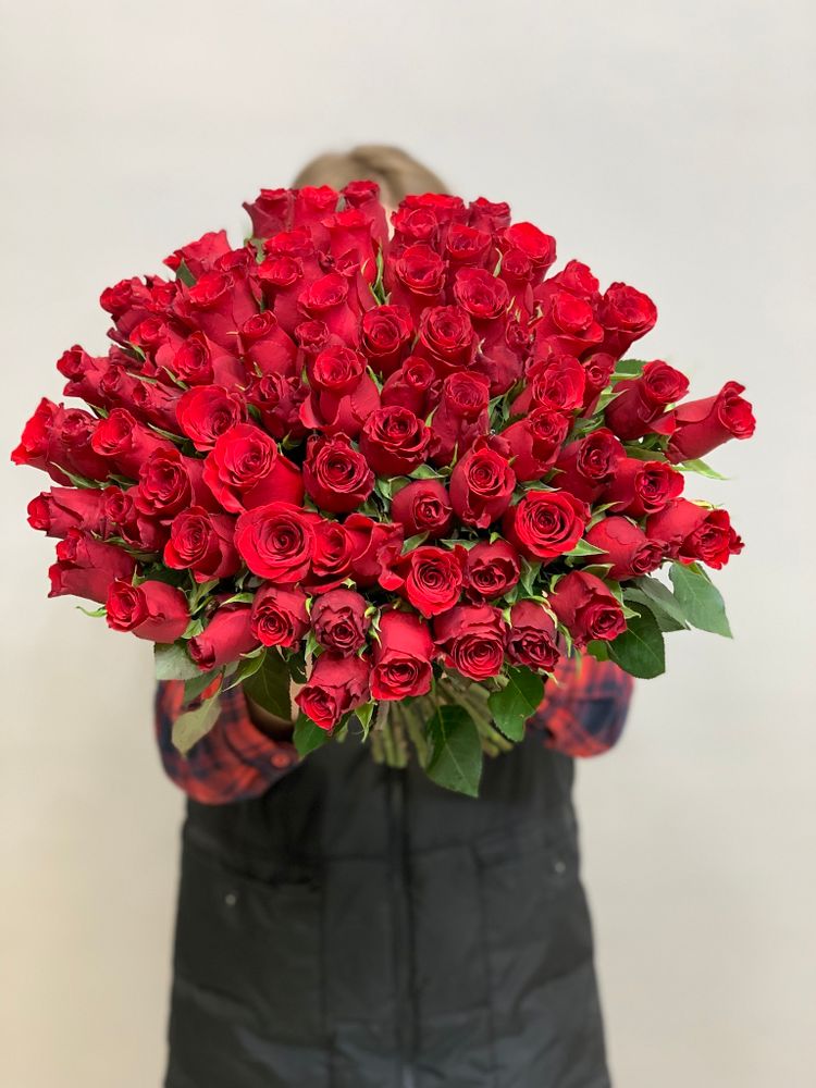 Букет 75 роз Кения 40 см в ленте красные