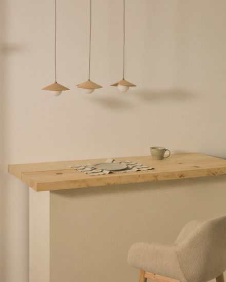 Подвесной светильник из дуба Wilara с 3 белыми шарами из дымчатого стекла