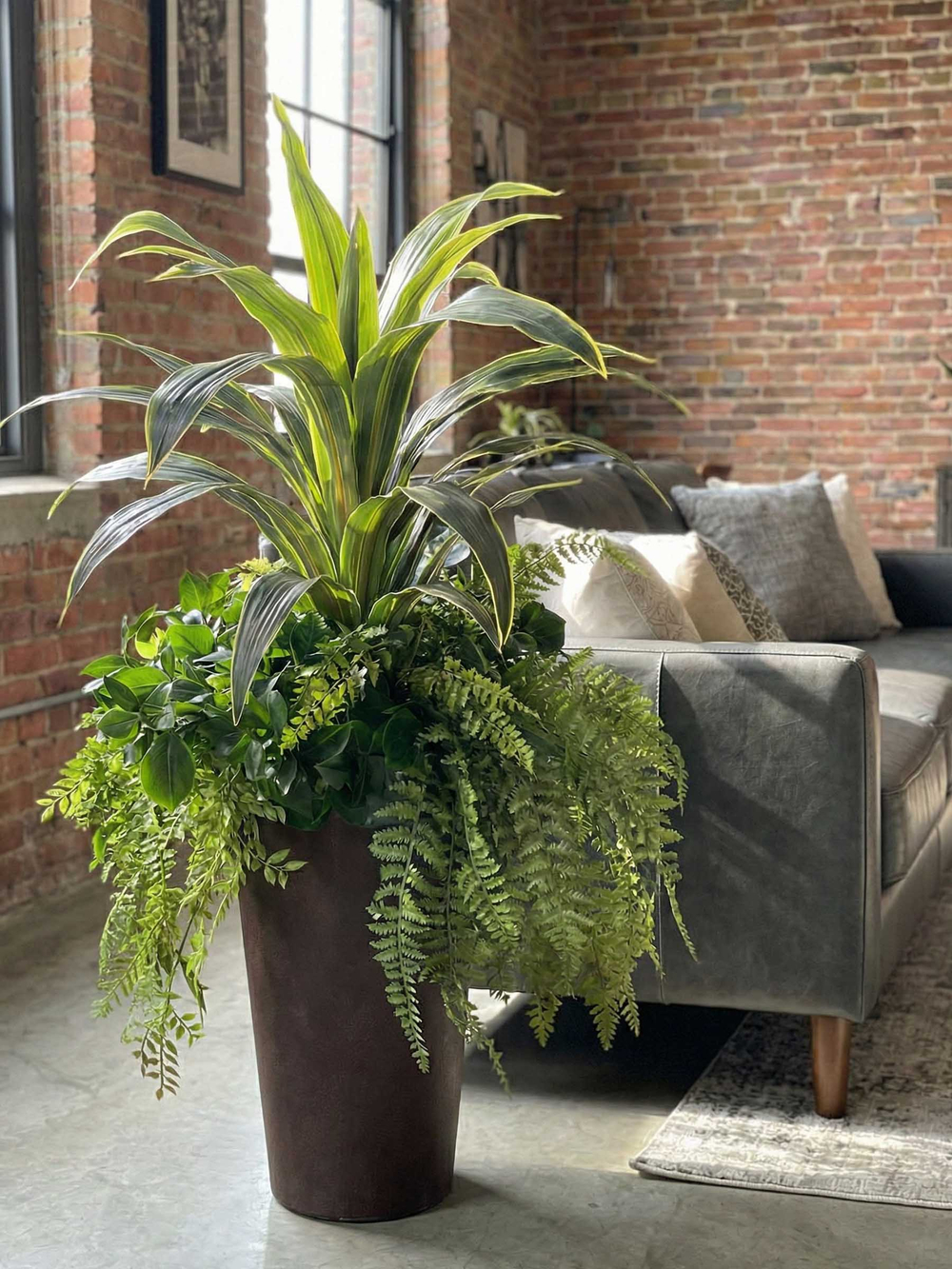 Композиция Интерьерная с драценой королевской в высоком кашпо