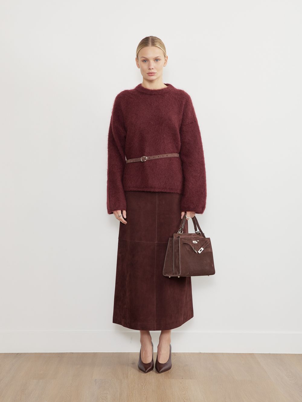 БАЗОВЫЙ ТОНКИЙ РЕМЕНЬ С МЯТОЙ ПРЯЖКОЙ ЗАМША ТЕМНЫЙ ШОКОЛАД