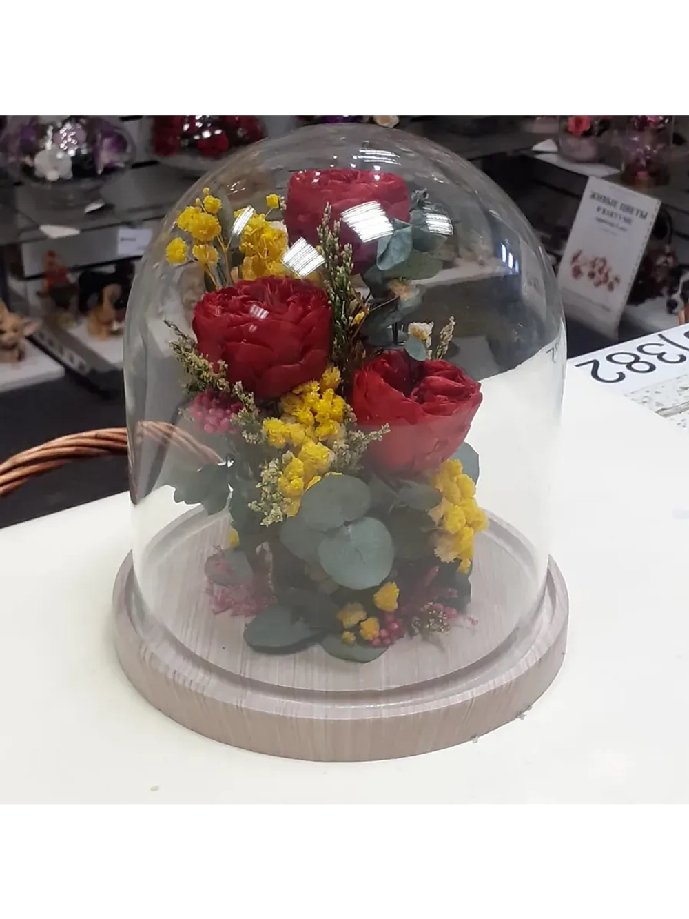 композиция из пионов, эвкалипта, лимониума