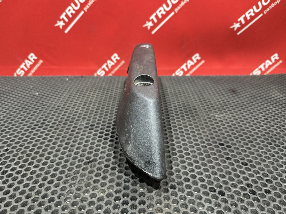 Ручка решетки радиатора левая