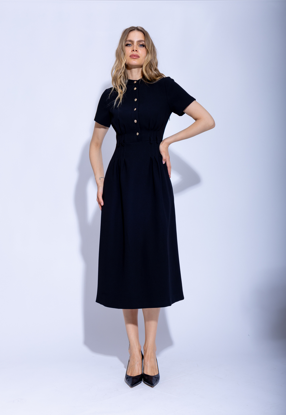 Женское чёрное платье миди на пуговицах