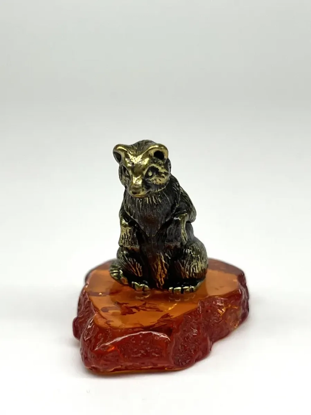 Бронзовая статуэтка на янтаре