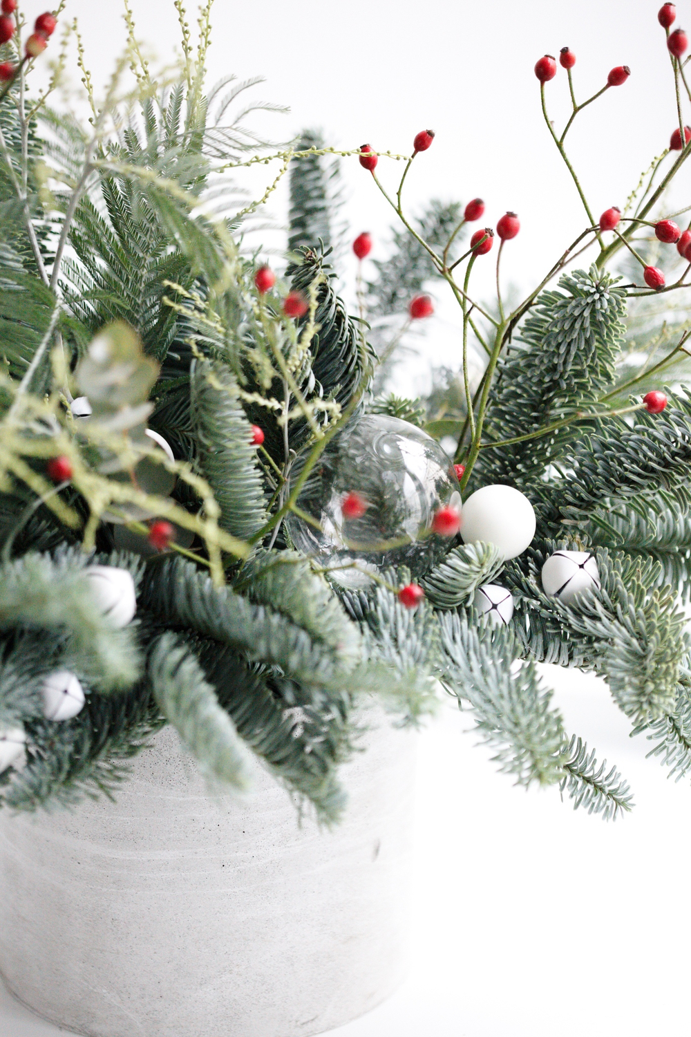 Новогодняя композиция в бетонном кашпо № 2