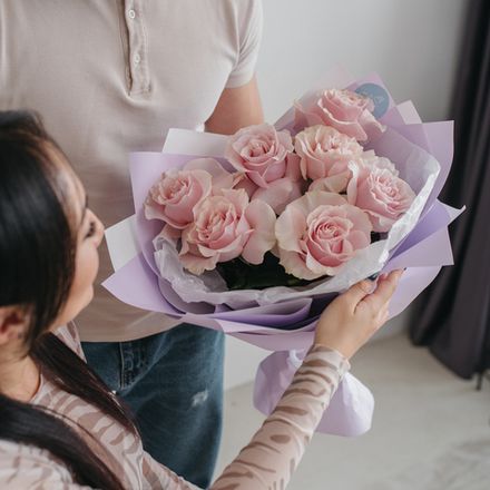 Букет «Уютный вечер» — изысканные розы с эвкалиптом