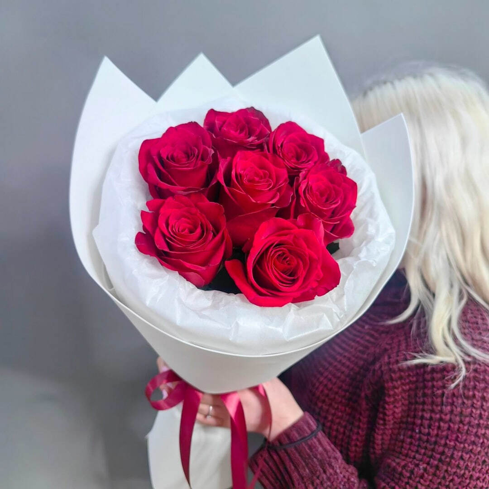 Букет с 7 красными розами сорта "Эксплорер" (Эквадор 60 см)