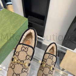 Женские лоферы Gucci GG Wool меховые бежевого цвета