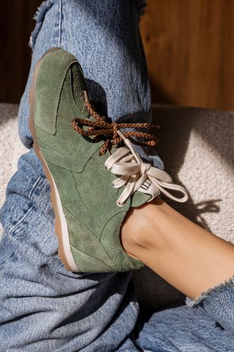 Кеды из натуральной замши фисташка с акцентными шнурками