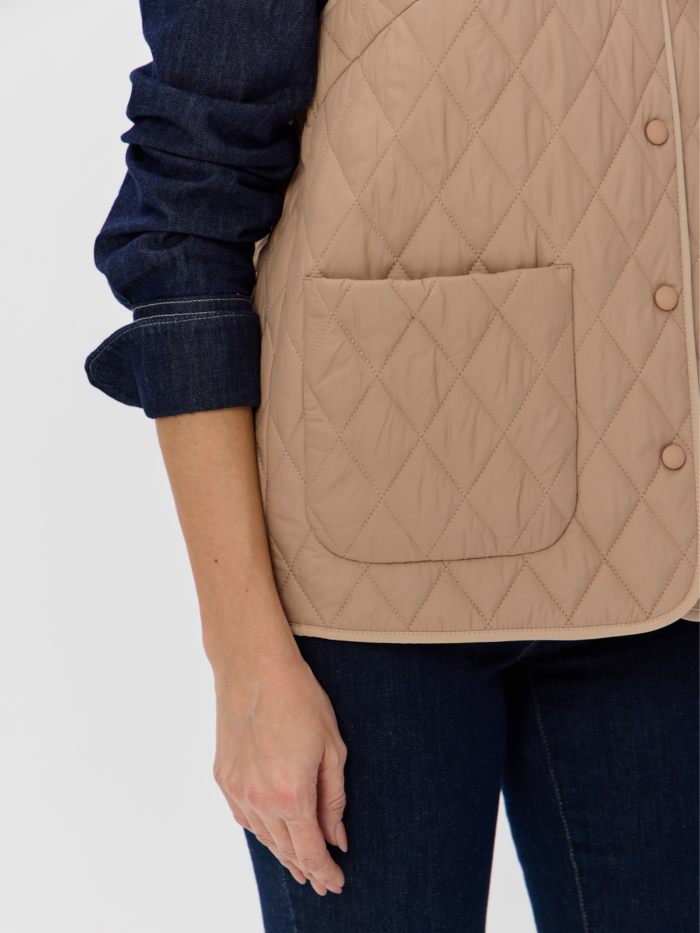 Легкий стеганый жилет с накладными карманами