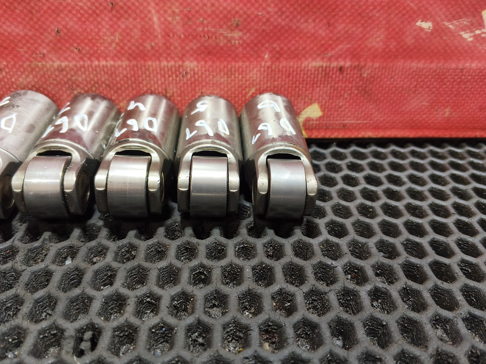 Комплект толкателей впускного клапана