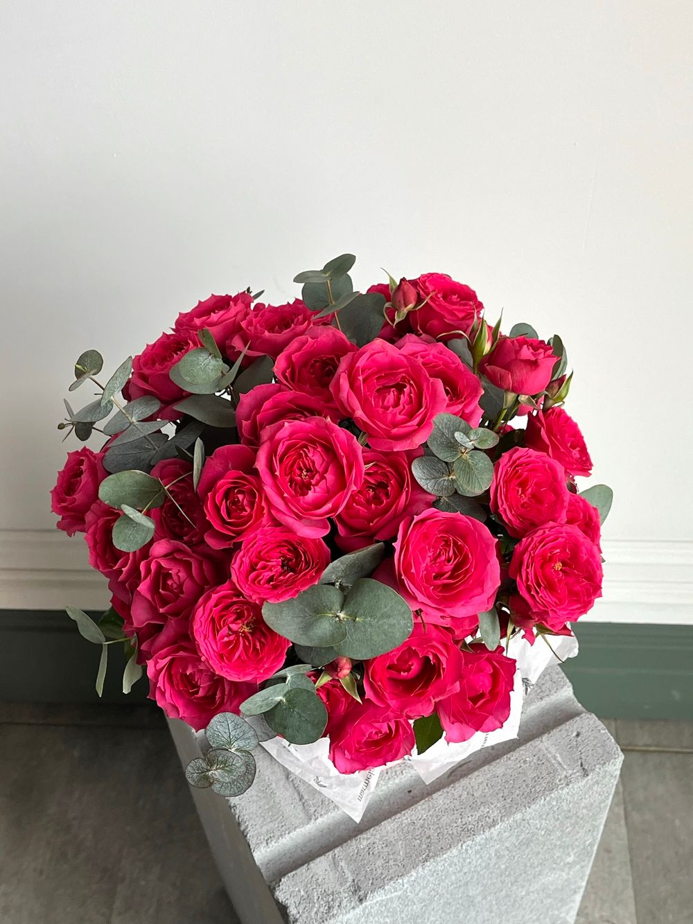 Цветочная коробка из розовых кустовых роз и эвкалипта размер S