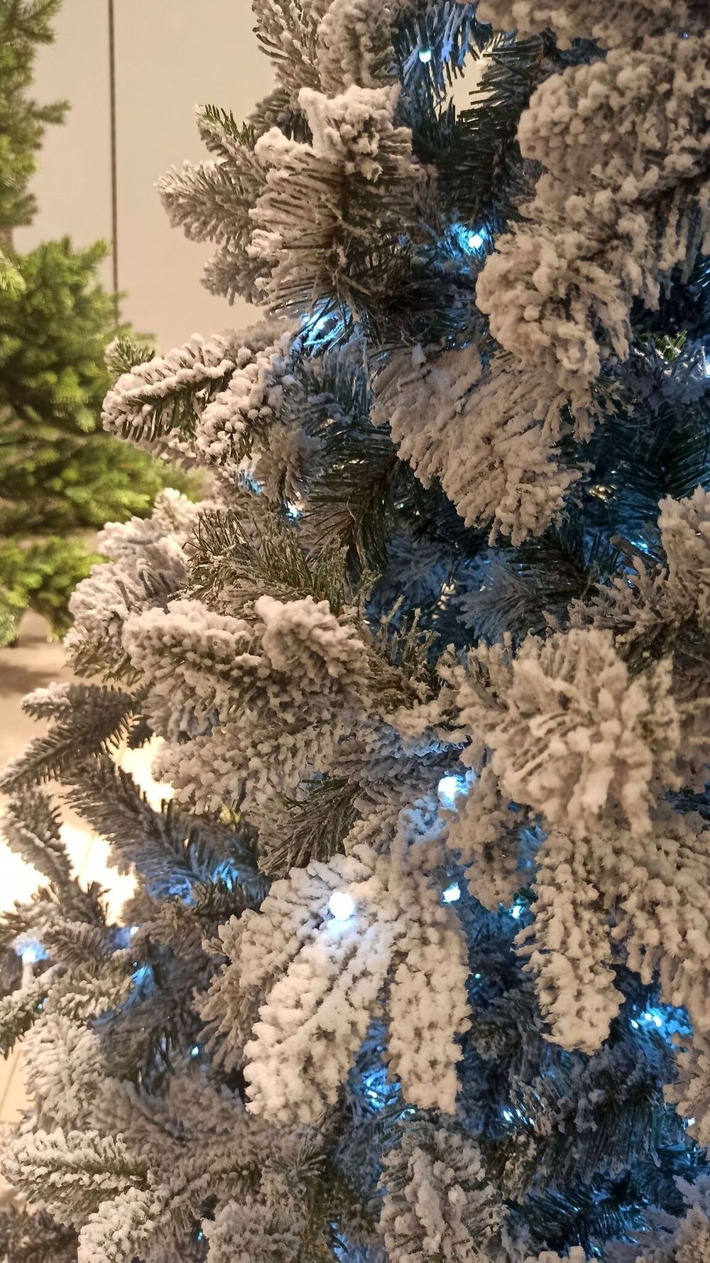 Заснеженная ель с гирляндой «Барокко» холодный свет (Литая+пвх) 240 см / 2,4 м