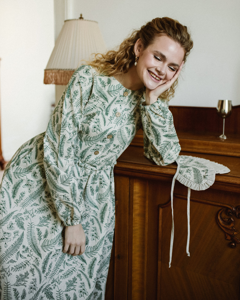 Платье с кружевом длинное