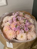 Авторский букет из хризантемы в персиковом оттенке и маттиолы