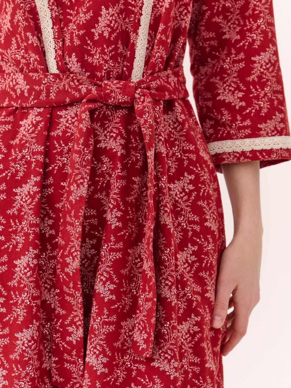 Платье с кружевом по груди