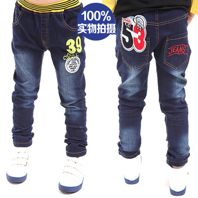 Джинсы для мальчика с нашивками и вышивкой