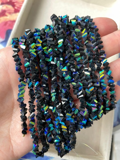 ХТР4-чп Стекло граненое треугольник 4*3мм, черный с переливами, нить 32см