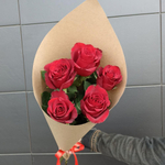 Букет из 5 красных роз, в крафте