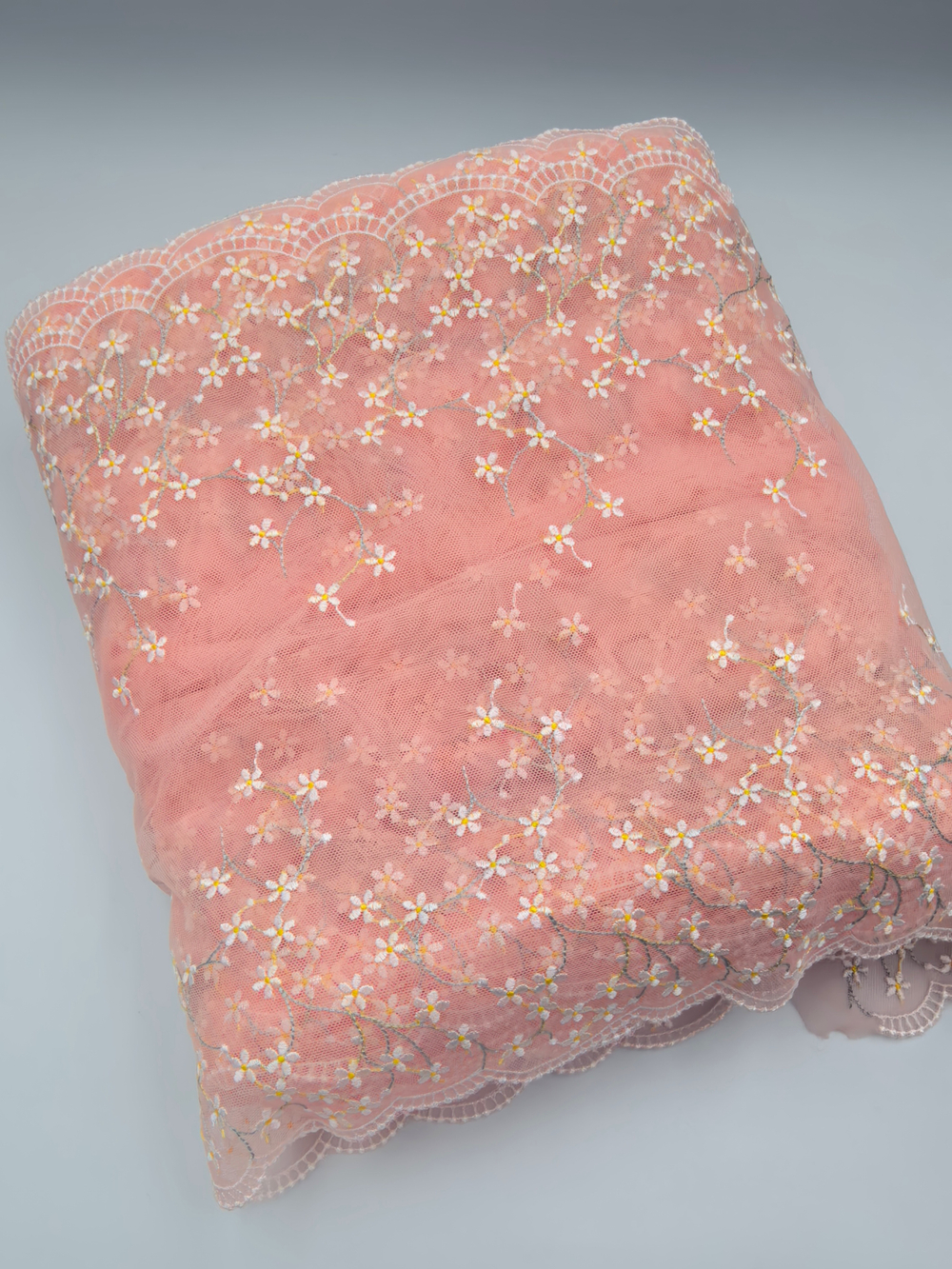 Вышивка на сетке персик/ромашки К822 (31 см)