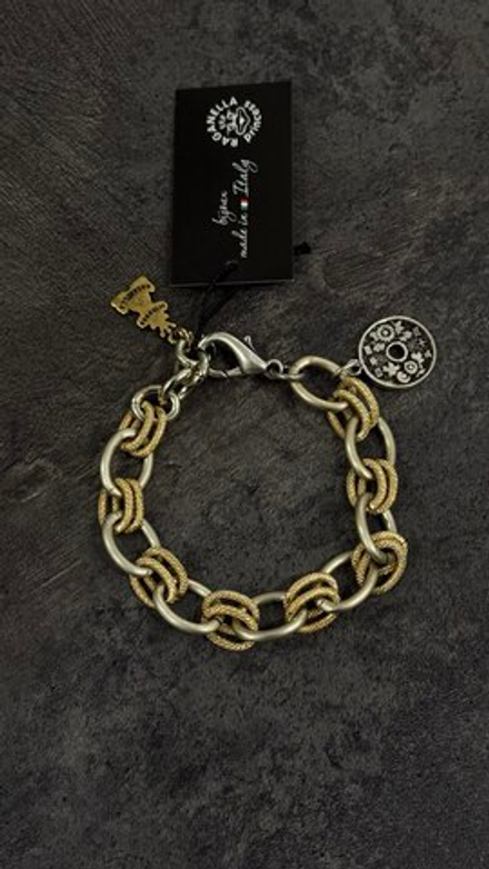 Браслет из матовых серебряных и золотых рифленых колечек с монетой