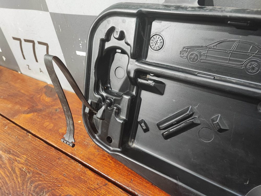 Ящик для инструмента BMW 5 (E60) 03-09 Б/У Оригинал 71116761420