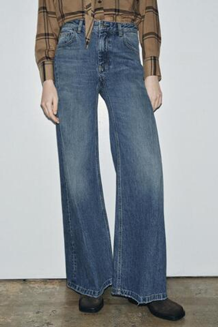 ZARA ДЖИНСЫ FLARE С НИЗКОЙ ПОСАДКОЙ И СКЛАДКАМИ — ZW COLLECTION, СИНИЙ