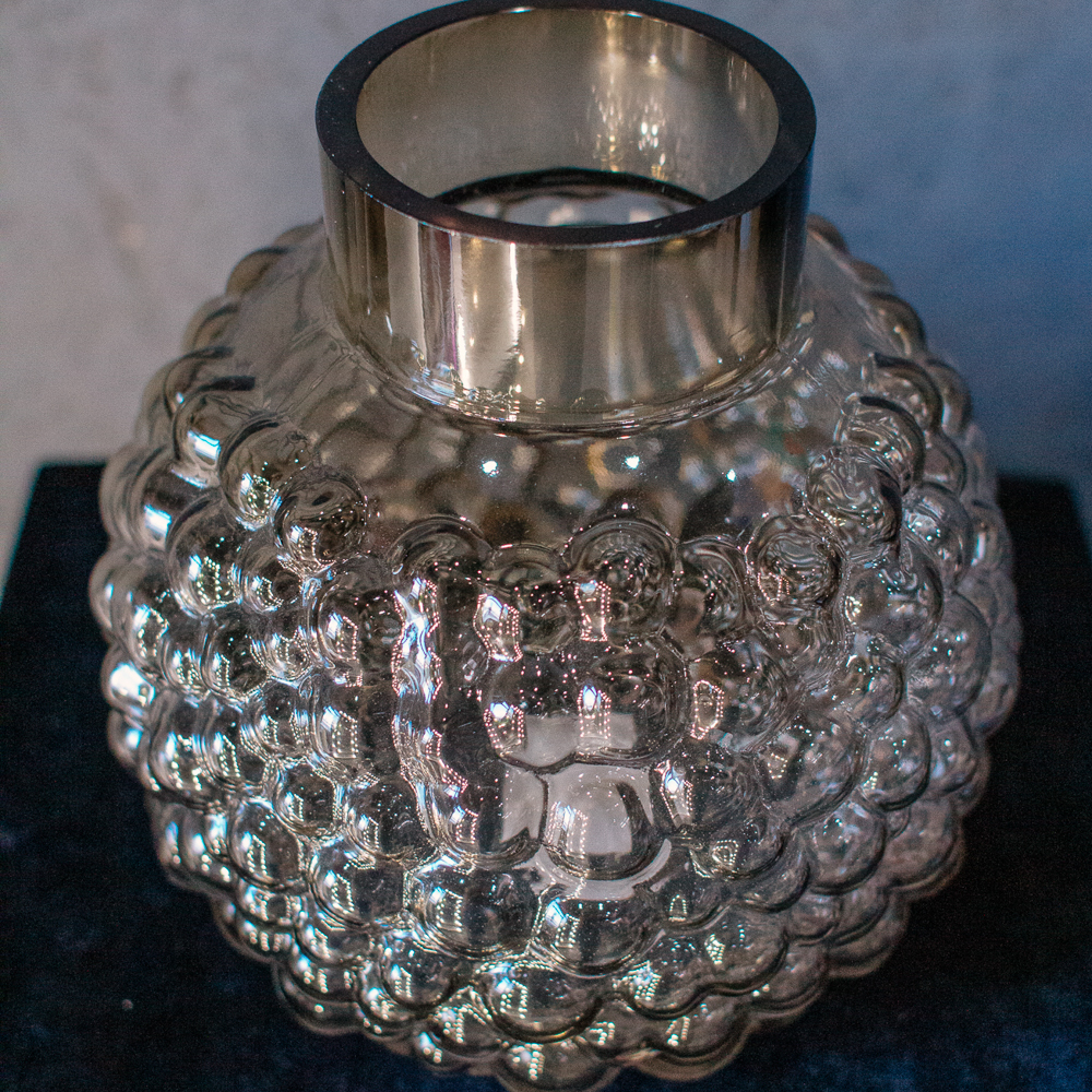 4. Коричневая стеклянная ваза с пузырьками