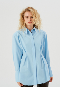 Рубашка с защипами голубая