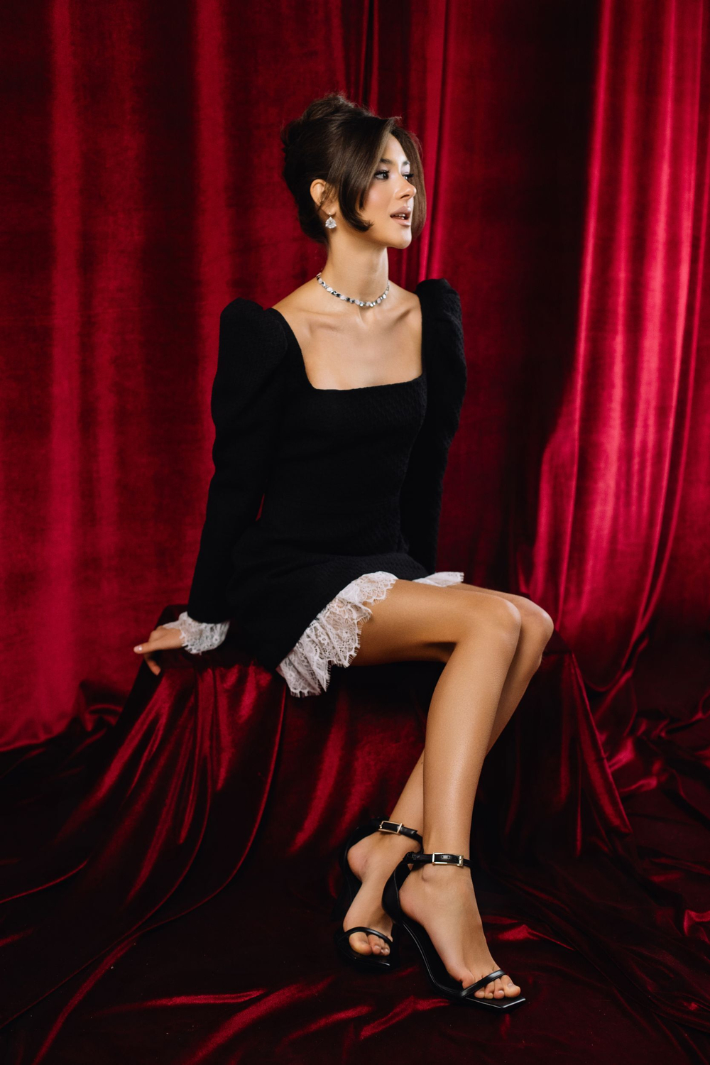 Платье из твида с кружевным подъюбником мини черное