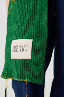 Шарф зелёный "ВСЁ ТУТ" УСТА К УСТАМ + "Полторы комнаты"