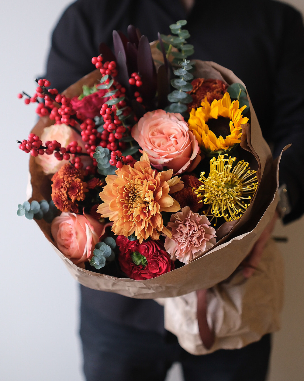 Букет с ягодным илексом, нутаном, пионовидными розами и хризантемой Салмон
