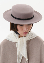 Шляпа из фетра с косынкой