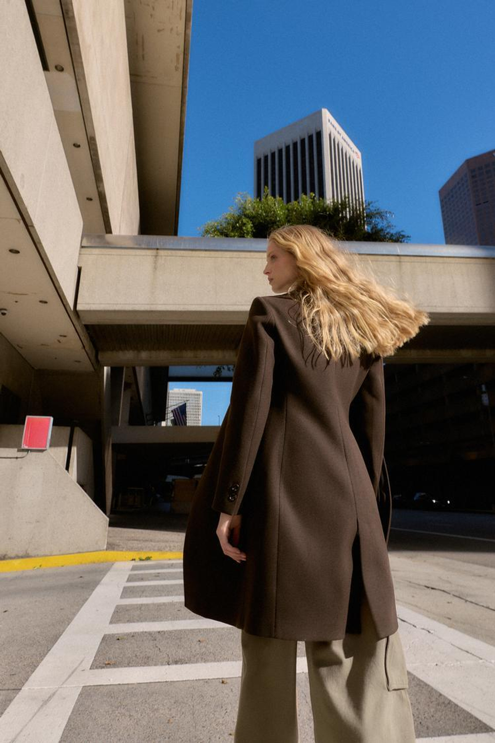 ZARA ПАЛЬТО С ПОДПЛЕЧНИКАМИ ИЗ МЯГКОЙ ТКАНИ, КОРИЧНЕВЫЙ