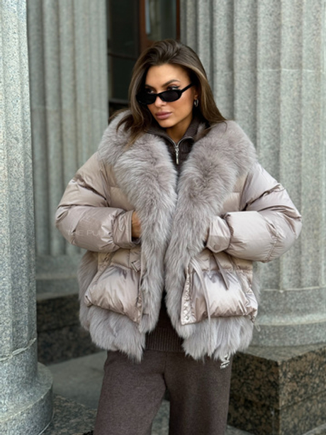 Короткий серый пуховик с меховой отделкой
