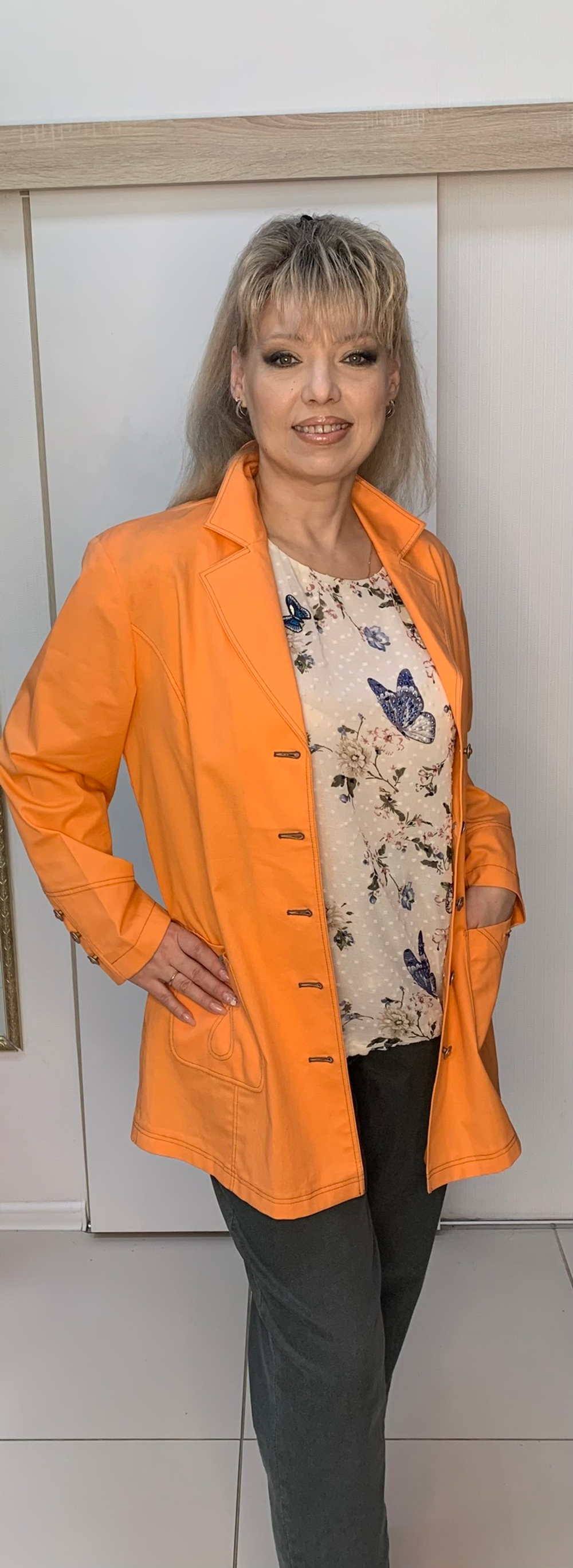 Оранжевый пиджак с темной отстрочкой