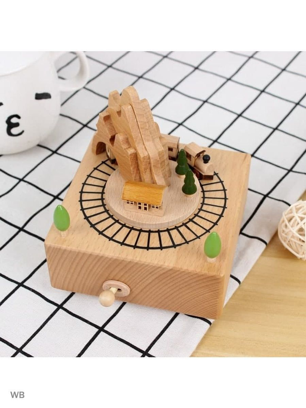 Музыкальная шкатулка карусель заводная с вашим именем или гравировкой под заказ / поезд в горах